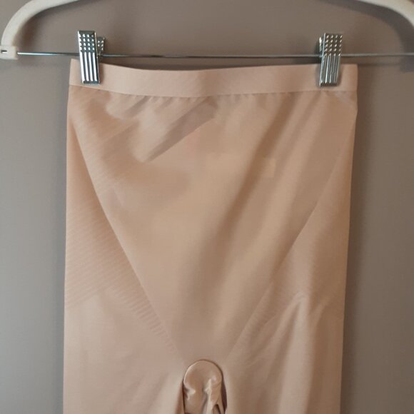 Spanx Invisible Shaping High Waisted, Mid-Thigh Short, Beige Small - Picture 2 of 10